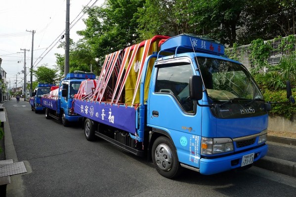 お荷だしの車