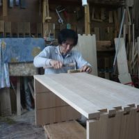 職人　中井君組み立て作業