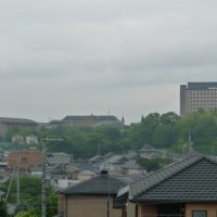 雨の桃山学院大学の校舎