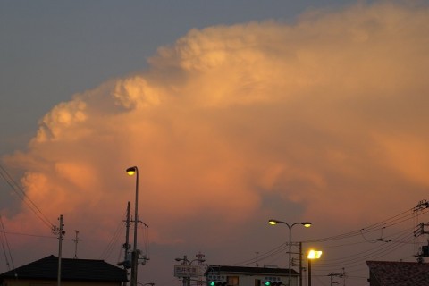 夕日に照らされる雲