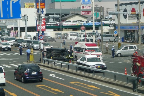 国道２６号線で転倒した車