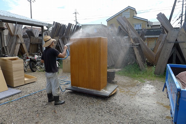 桐タンス洗いの作業　２