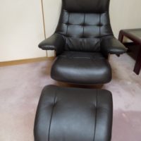 岸和田市のＳ様に、カリモク人気のザ・ファーストとＺＴ７３１２ソファー等をお届けしました。