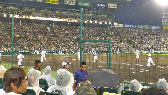 阪神甲子園球場　一塁側からグランドを見る