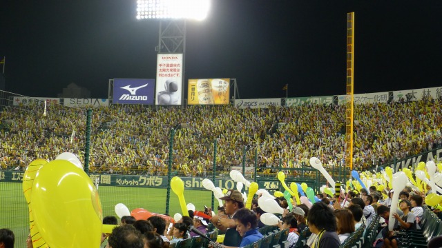 甲子園球場の恒例の風船とばし