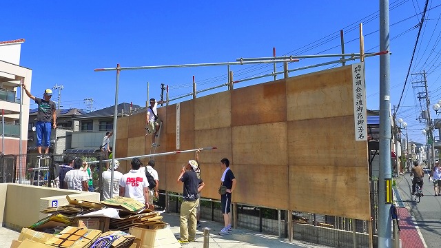 ２０１３　岸和田だんじり祭りのお花看板（花板）の設置　３