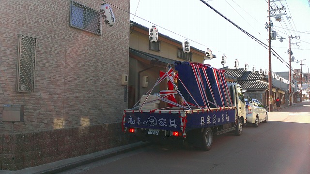 初音の桐たんすの紅白荷飾りお荷出し写真と先導車