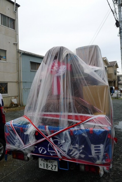 雨の日の紅白荷飾り荷出しの模様