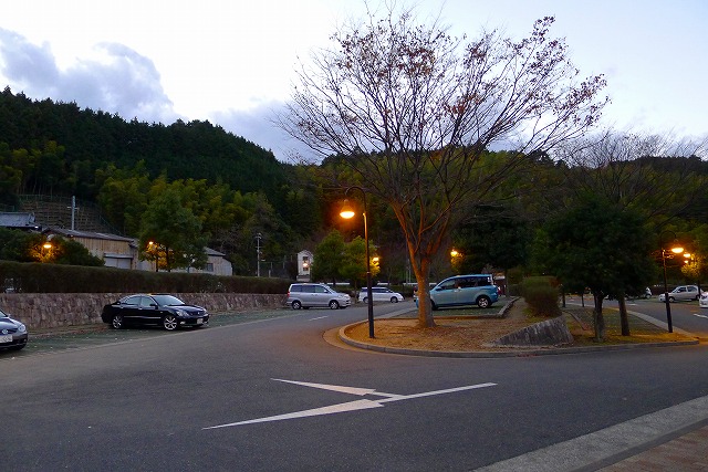 いよやかの郷の駐車場の夕暮れの風景