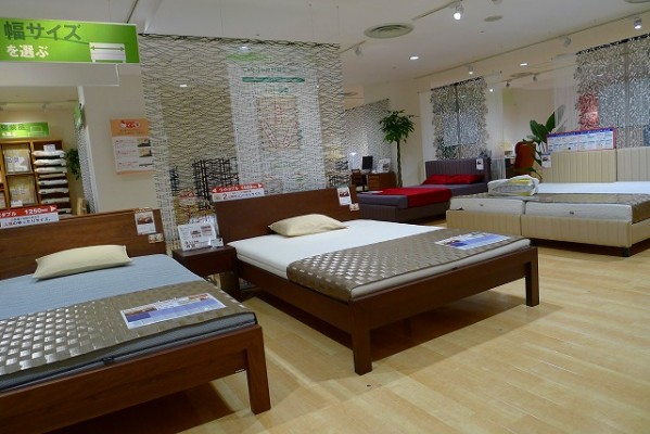カリモク家具神戸ショウルームのベッドコーナー写真