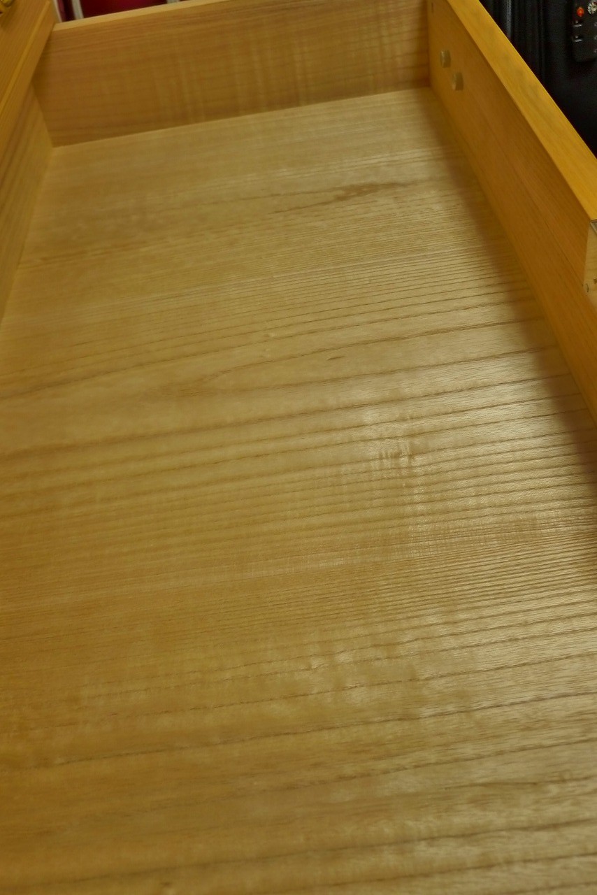 大阪泉州桐箪笥の天地丸小袖タンスの底板の国産桐材の杢目