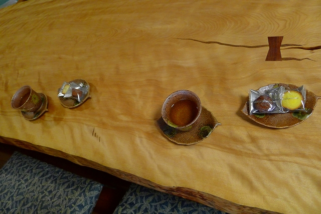 こだわりの天然杢のテーブルとお茶のセット