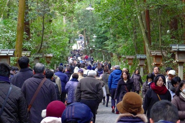 奈良　桜井市の大神神社（おおみわ神社）の玉砂利参道