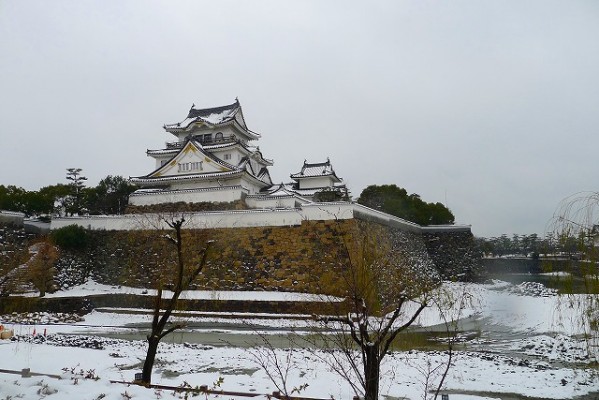 雪の千亀利城（ちきりじょう）とお濠