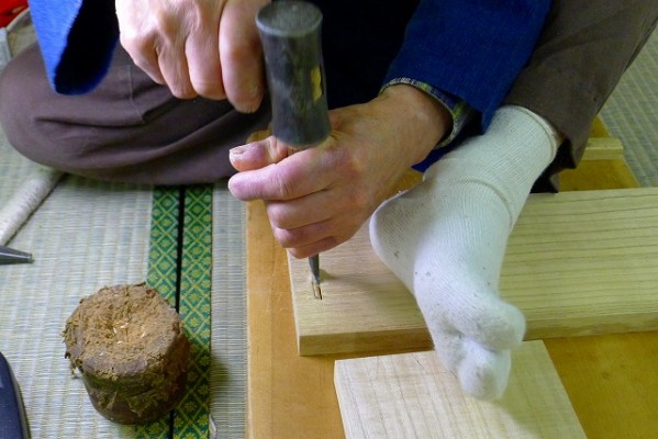 大阪泉州桐箪笥の実演をおこなっている、藤原伝統工芸士　３