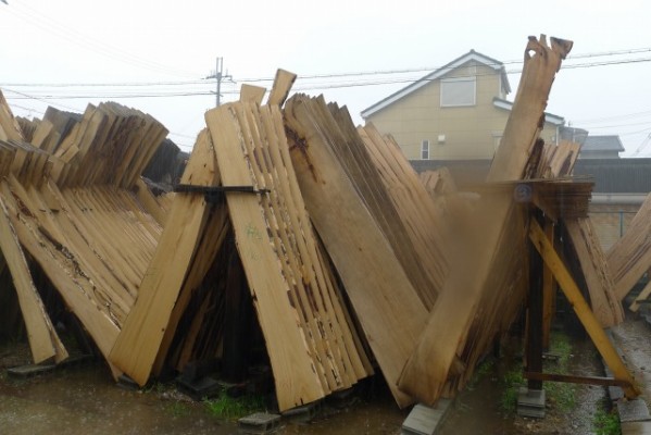 大阪泉州桐箪笥の田中家具の工房の桐材が雨に濡れる