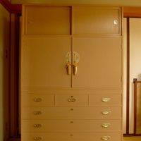 河内長野市のA様に大阪泉州桐箪笥の菊唐草衣装箪笥をお届けさせていただきました。