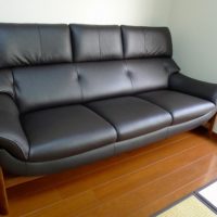 大阪市阿倍野区のN様にカリモク家具のZU6253R353のソファーをお届けさせていただきました。