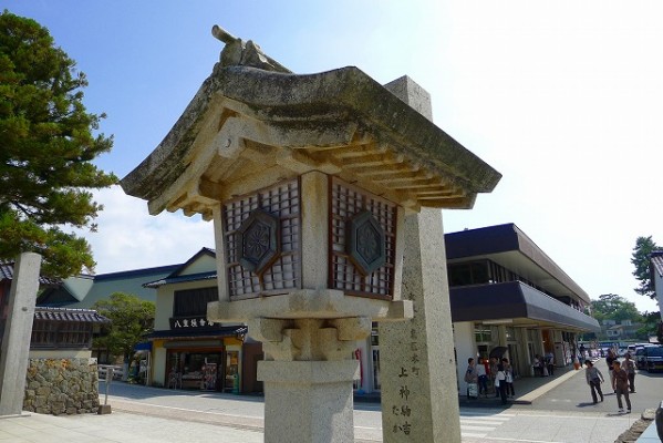 出雲大社様の神楽殿前の石灯篭