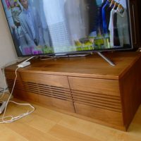 岸和田市のＨ様にテレビボード(クラッシー120）をお届けいたしました。