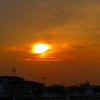こだわりの桐箪笥の社長ブログ　泉大津の道路からふと感じた綺麗な夕日です。