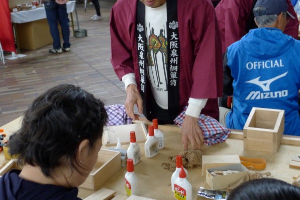 大阪泉州桐箪笥の箱作体験コーナー４