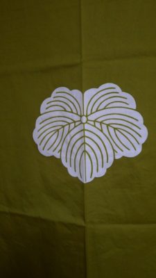 大阪泉州桐箪笥の胴丸和紙金具衣装箪笥の油単と蔦の紋