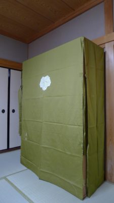 大阪泉州桐箪笥の胴丸和紙金具衣装箪笥と油単　２