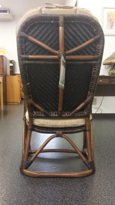 インドネシア製の藤の椅子の後ろ側