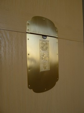 大阪泉州桐たんす　すみれ型別誂え桐箪笥の初音刻印入り棒通し金具