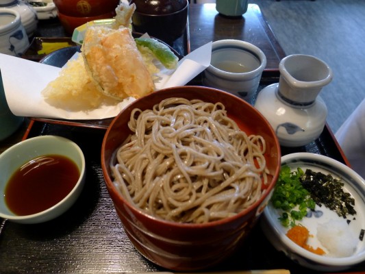 出雲の献上そば　羽根屋の天ぷら割子3段定食