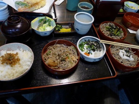 出雲の献上そば　羽根屋の割子3色定食