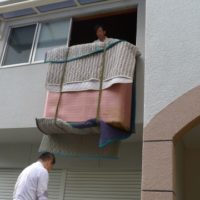 桐箪笥の社長ブログ　洗いの桐箪笥の運びだし作業の模様