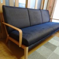大阪市豊島区のＭ様にカリモク家具　カリモクWU4553ソファーをお届けいたしました。