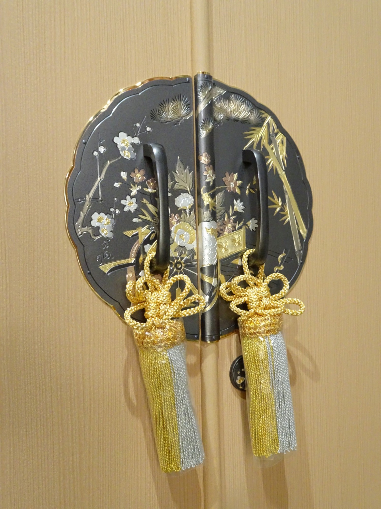 大阪泉州桐箪笥　胴厚一寸天地丸衣装箪笥前飾り金具