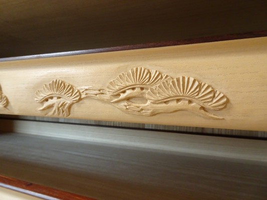 大阪泉州桐箪笥の最高級　総桐胴丸総無垢衣装箪笥の彫刻のお盆