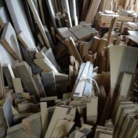 こだわりの桐たんすの社長ブログ　工房内には、たくさんの桐材の板がございます。いい材料とよい職人！
