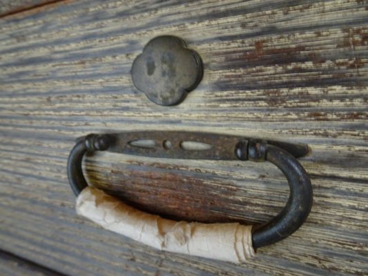 桐たんすの洗い替え前の三つ重ね桐衣装箪笥の引出し