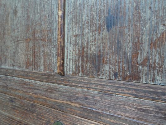 桐たんすの洗い替え前の三つ重ね桐衣装箪笥の戸びら