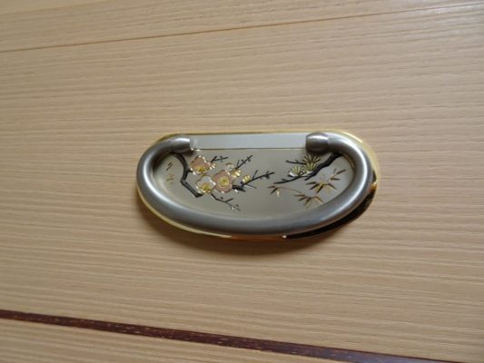 鳳凰（総桐胴丸無垢細紫檀面入り三重ね衣装箪笥）　金具アップ