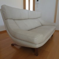 大阪府のM様にカリモク家具のソファー(ＺＵ４６６２Ｒ３４３)をお届けいたしました。