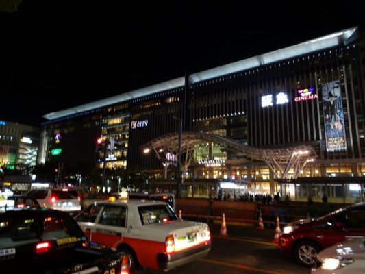 夜の博多駅
