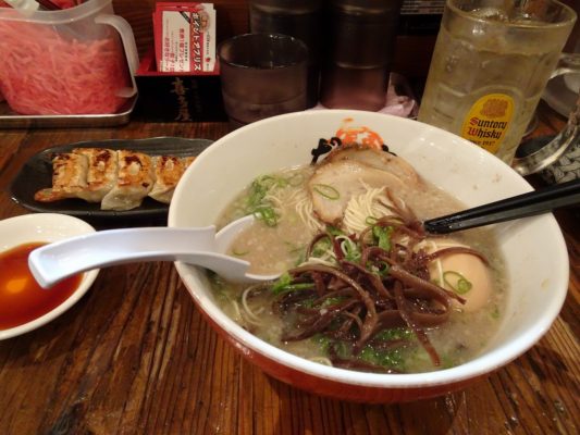 博多だるまラーメン　煮卵入り　細麺と一口ギョーザときくらげ