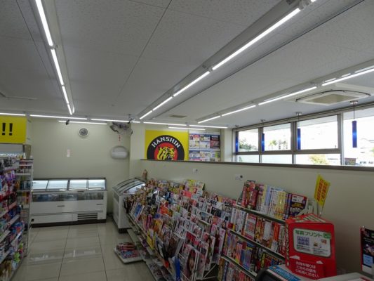 阪神タイガースローソンの店内