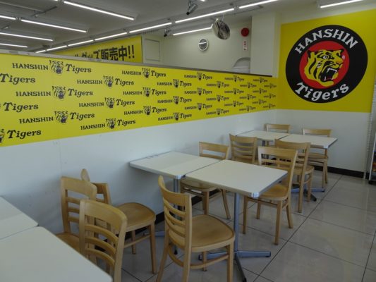 阪神タイガースローソンの店内イートインコーナー