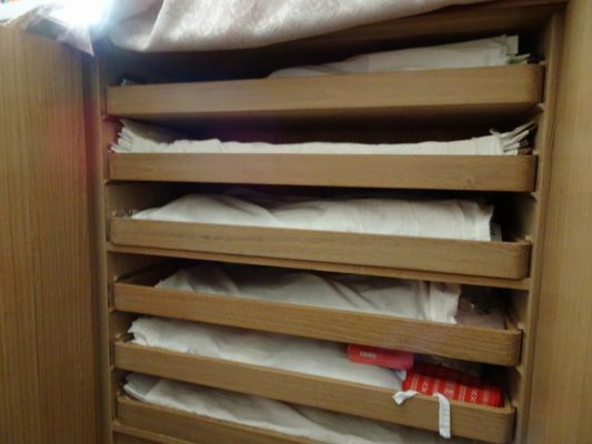 松山の桐たんす　　胴丸小袖衣装たんす内部の中棚