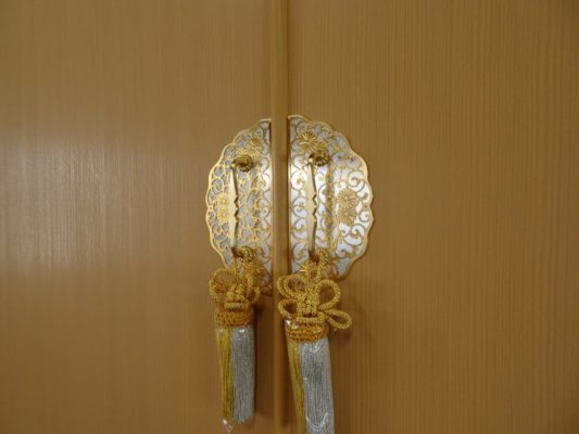 大阪泉州桐箪笥天地丸１４杯お盆いり二つ重ね衣装箪笥の前飾り金具
