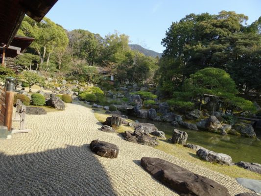 醍醐寺の三宝院の庭園の石と池