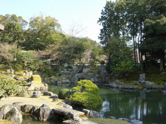 醍醐寺の三宝院の庭園の石と池の配置