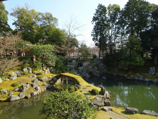 京都　醍醐寺の三宝院の庭園の石と池の配置